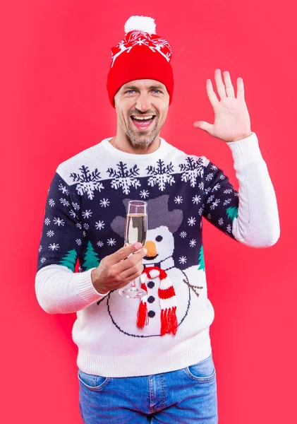 Чоловік Різдво Язаний Капелюх Вітається Шампанським Жестом Різдвяний Чоловік Ізольований — стокове фото