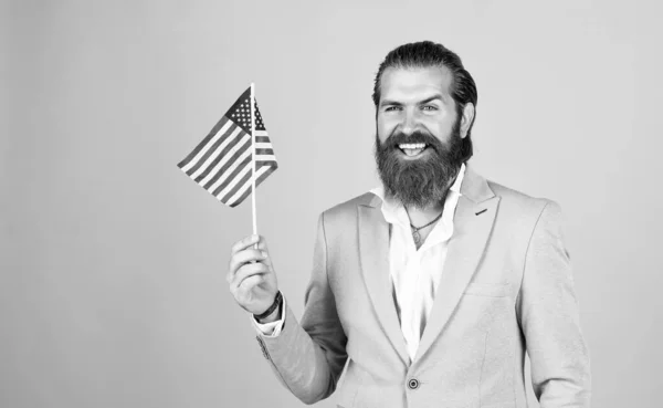 Bonito Caucasiano Empresário Com Moderno Penteado Jaqueta Segurar Bandeira Americana — Fotografia de Stock