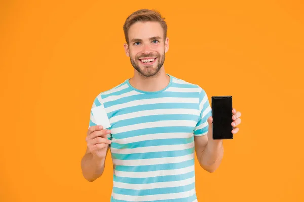 Wyprzedaż Mniej Szczęśliwy Człowiek Posiada Kartę Podarunkową Smartfon Umowa Sprzedaż — Zdjęcie stockowe