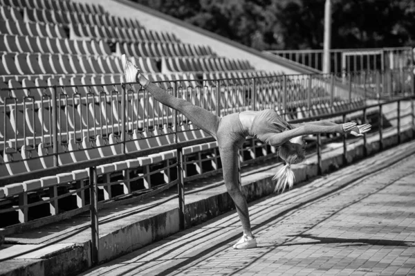 運動選手の女性は競技場や体操着を着て — ストック写真