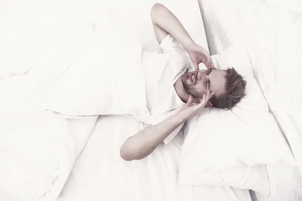 Migren Ağrısı Yatakta Dinlenen Yakışıklı Adam Horlamak Baş Ağrısını Artırabilir — Stok fotoğraf