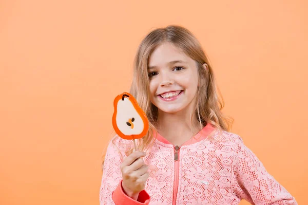 Επιδόρπιο Για Ευτυχισμένο Κορίτσι Πορτοκαλί Φόντο Επιδόρπιο Ραβδί Στο Χέρι — Φωτογραφία Αρχείου