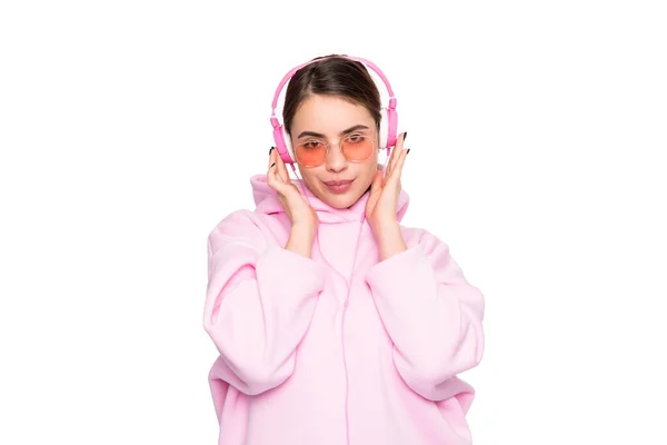 穿着休闲装 戴着眼镜 戴着耳机听音乐课程的女学生 用白色隔音耳机微笑 — 图库照片