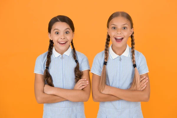 Estudantes Alegres Fundo Amarelo Raparigas Feliz Dia Das Crianças Igualdade — Fotografia de Stock