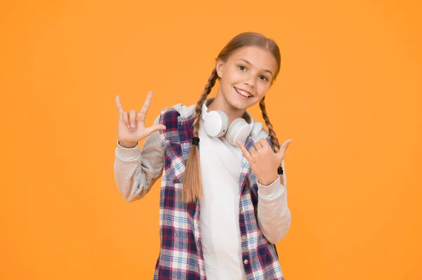 Nikmati Lagu Wireless Berarti Kebebasan Headphone Dengan Teknologi Nirkabel Anak — Stok Foto