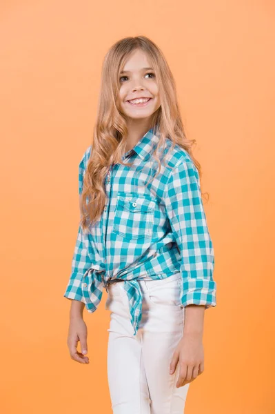 Chica Con Pelo Largo Rubio Sonrisa Sobre Fondo Naranja Chica — Foto de Stock
