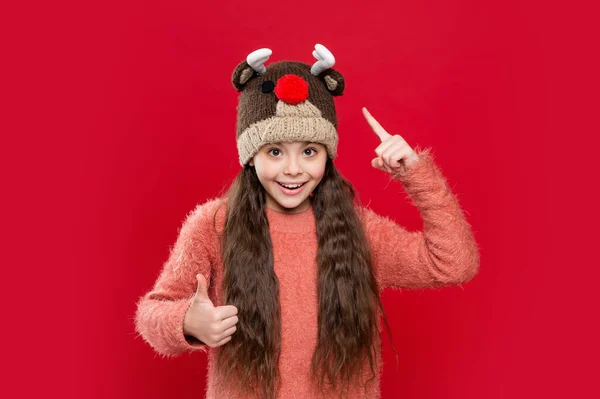 Stüdyoda Genç Çocuk Süveter Kış Şapkası Giyer Şaret Parmağı Genç — Stok fotoğraf