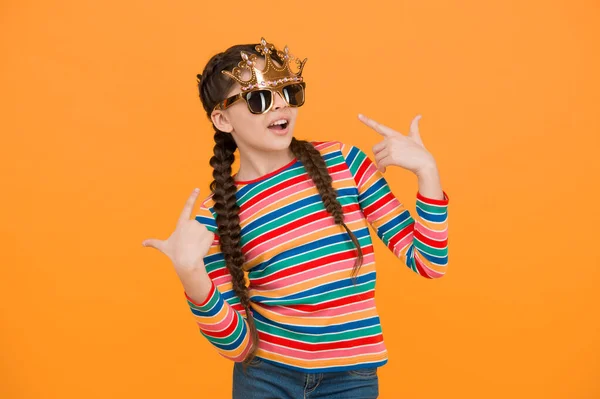Festa Luxo Criança Egoísta Usar Coroa Óculos Adereços Menina Pequena — Fotografia de Stock