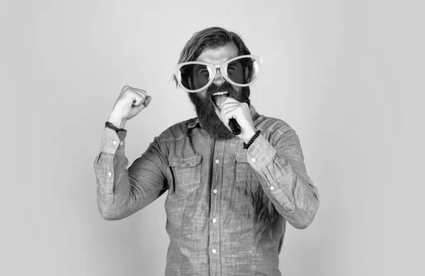 Αστείο Γενειοφόρος Βάναυσος Άνθρωπος Μουστάκι Φορούν Γυαλιά Κόμμα Και Τραγουδήσει — Φωτογραφία Αρχείου