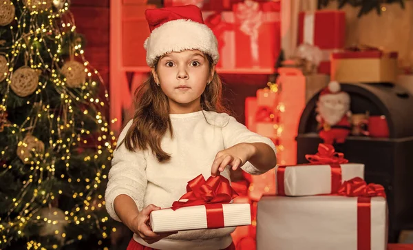 마법의 Xmas Gift Shopping 전통이지 패키지 크리스마스와 즐거운 소녀는 상자를 — 스톡 사진