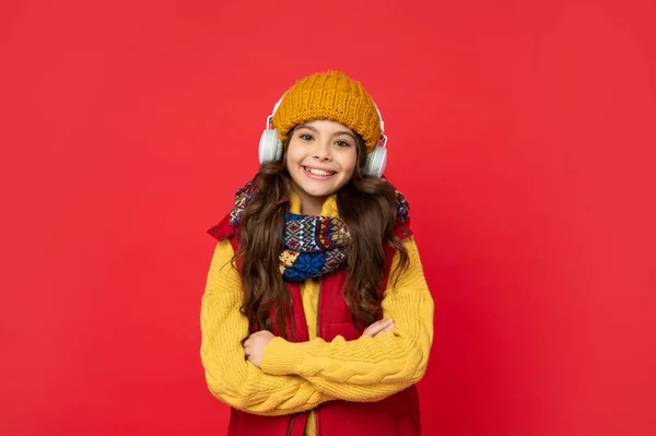 Χαρούμενο Παιδί Καπέλο Ακούγοντας Μουσική Στα Ακουστικά Εκπαίδευση — Φωτογραφία Αρχείου
