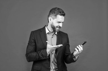 Kablosuz internet sorunu. Öfkeli iş adamı sohbeti. Çevik iş blogları. Modern iletişim teknolojisi. Öfkeli blogcu akıllı telefon kullanıyor. Profesyonel CEO online çalışıyor. e- posta denetleniyor.