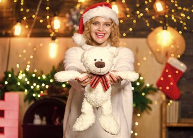 Noel 'den önce yapılacak işler. Yeni yıl arifesini nerede ve nasıl geçireceğini planla. Oyuncak oyuncak Noel dekorasyonu geçmişi olan bir kadın. İlginç bir Noel aktivitesi planlayın.