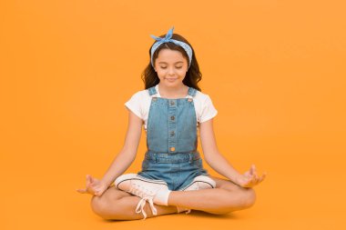 Olumlu ve iyimser kalın. Dinlenmek için özel bir alan. Yoga eğitimi. Çocuk sevimli kız meditasyon oturup. Meditasyon pratiği. Yaşam dengesi. İyi titreşimler. Barışçıl meditasyon. Meditasyon tekniklerini öğrenin.