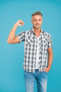 Kameraya bakan yakışıklı bir adam. Modern insanlar için tarz. Erkek doğal güzelliği. Adam sakallarını iyi taramış. Berber kuaförü. Berber dükkanı konsepti. Mükemmel ten rengi. Cilt bakımı. İyi görünümlü bir model..