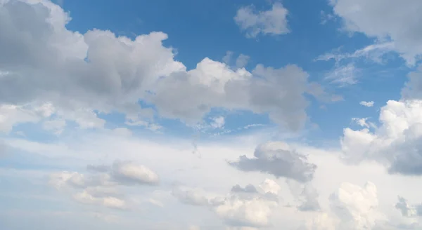 Blauwe Bewolkte Lucht Met Witte Wolken Bij Zonnig Weer Wolken — Stockfoto