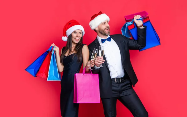 Νέο Έτος Shopaholic Ζευγάρι Απομονώνονται Κόκκινο Πρωτοχρονιάτικες Τσάντες Για Ψώνια — Φωτογραφία Αρχείου