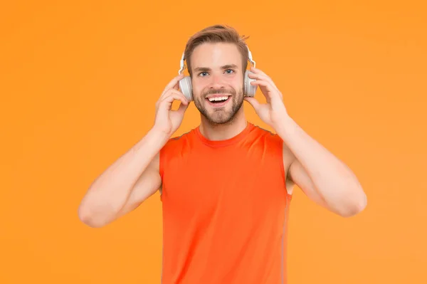 Feliz Joven Atleta Ropa Deportiva Auriculares Escuchar Música Mientras Hace — Foto de Stock