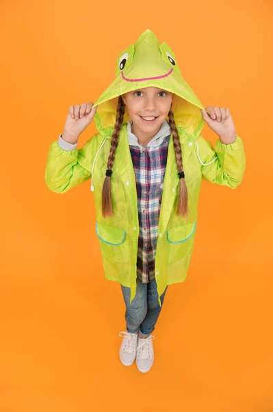 防雨アクセサリー すべての子供がしようとする防水服 子供の女の子幸せなレインコートを着る 防水マント 快適さのための防水生地 女子高生フード付きレインコートは雨の日を楽しむ — ストック写真