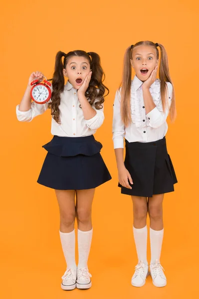 School Time Surprised Shocked Kids Hold Alarm Clock Counting Time — Stock Photo, Image