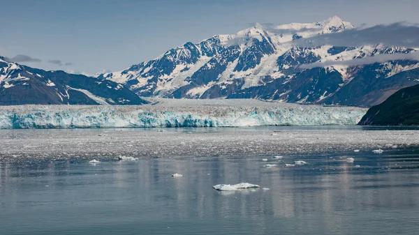 雪の山の氷のピーク 米国アラスカ州のハバード氷河の性質 山の氷河の洞窟や海の海の水の風景の自然氷 山の海岸の自然景観 氷河湾の自然 — ストック写真