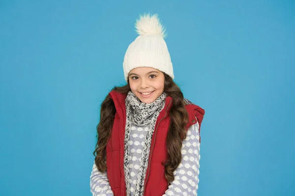 크리스마스 활동에 곱슬머리가 소녀가 양복을 뜨개질을 — 스톡 사진