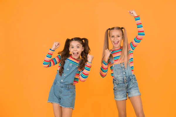 Bekam Großen Stil Kleine Schwestern Haben Spaß Kleine Mädchen Gelben — Stockfoto