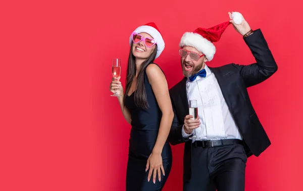 Laten Vakantie Vieren Kerstmis Blij Stel Vieren Met Champagne Geïsoleerd — Stockfoto
