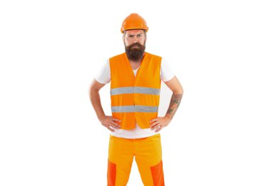 Kafası karışık inşaatçının kask taktığı bir stüdyo fotoğrafı. İnşaatçı beyaz arka planda izole edilmiş. Üniformalı müteahhit. Turuncu yelekli sakallı müteahhit..
