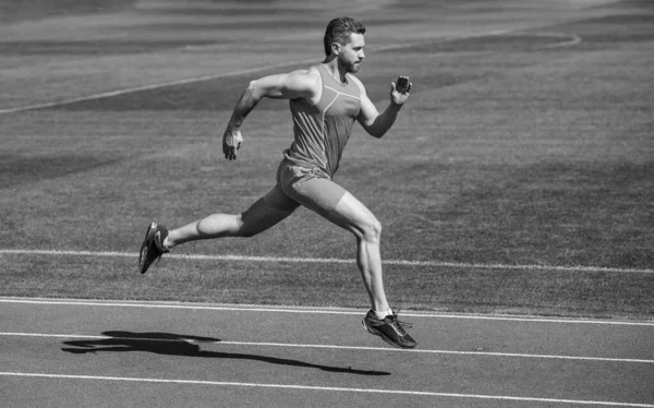 Uomo Muscoloso Atletico Che Corre Abbigliamento Sportivo Sulla Pista Dello — Foto Stock