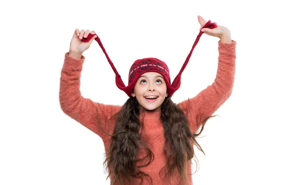 소녀는 스웨터 스튜디오 모자를 소녀들을 모자를 때쓰는 모자를 모델이야 배경에 — 스톡 사진