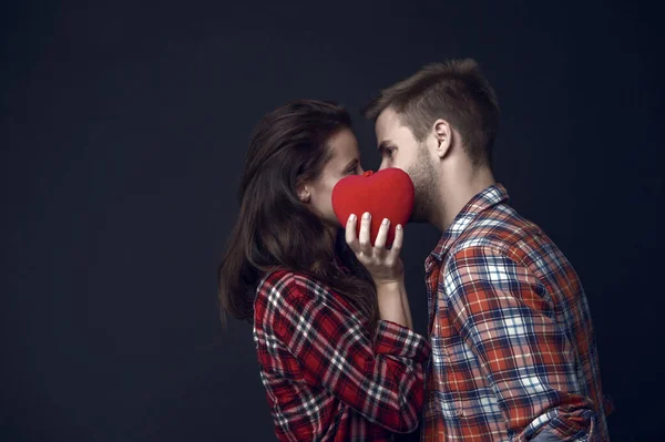 Пара Поцелуев Сердцем Днем Святого Валентина Любовь Романтика Мужчина Девушка — стоковое фото