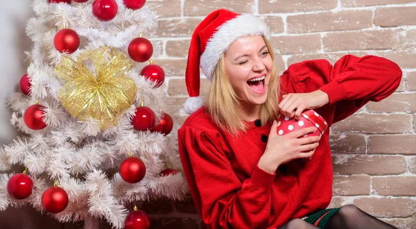 Vrouw Opgewonden Openingsgeschenk Van Kerstman Kerstavond Opwinding Open Kerstdoos Meisje — Stockfoto