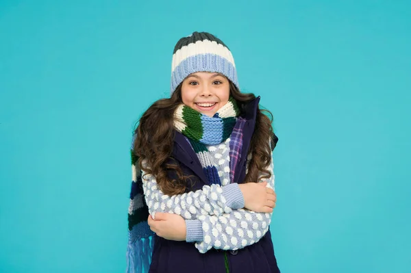 뜨개질 모자쓴 아이들은 어른들보다 추위를 느끼는 경향이 있습니다 소녀의 휴가철 — 스톡 사진