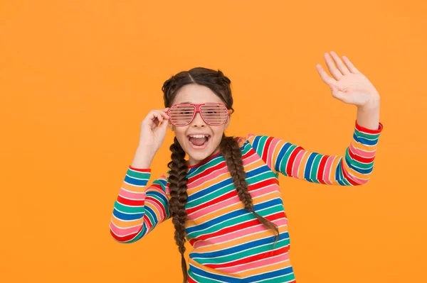Menina Criança Feliz Com Cabelo Trançado Usar Cor Arco Íris — Fotografia de Stock