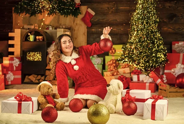 Kleding Voor Het Feest Vier Vakantie Meisje Bij Kerstboom Kersttraditie — Stockfoto