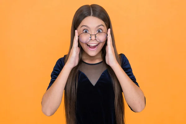 Für Eine Überraschung Augenarzt Konzept Teenager Hat Schlechtes Sehvermögen Müssen — Stockfoto