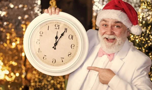 Conceito Meia Noite Contagem Regressiva Ano Novo Homem Com Relógio — Fotografia de Stock
