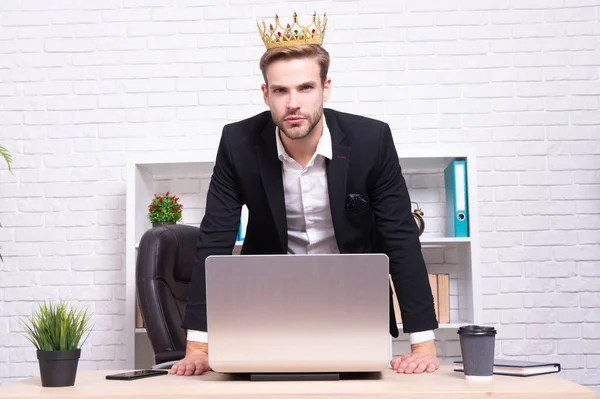 王冠を被ったノートパソコンのビジネスマンだ ビジネスマンの写真です 成功した実業家だ 事務所の王冠の実業家 — ストック写真