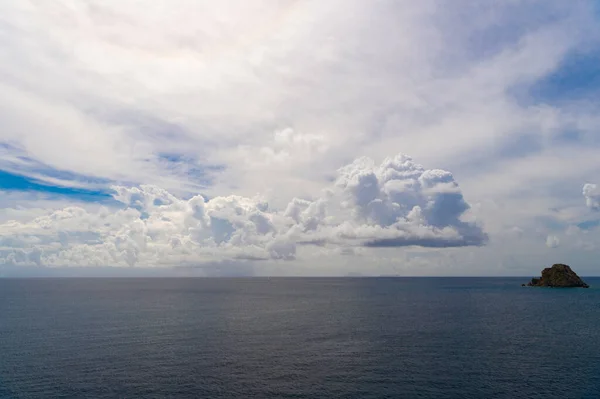 风景秀丽的海景海景与小石岛相映成趣的海景在自然多云的天空自然环境下的海水中 — 图库照片