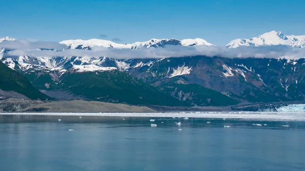 青い空の自然景観の下で山の氷河 米国アラスカ州のハバード氷河の性質 氷河湾の自然 雪の山の峰自然景観と海景 — ストック写真