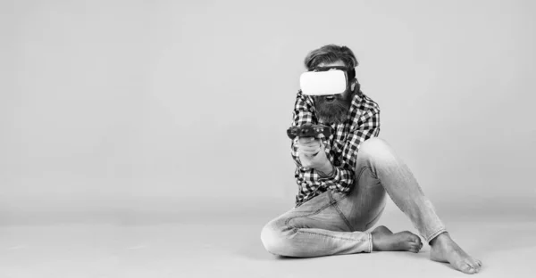Взрослый Кавказский Хипстер Модной Прической Клетчатой Рубашке Играющий Виртуальную Игру — стоковое фото