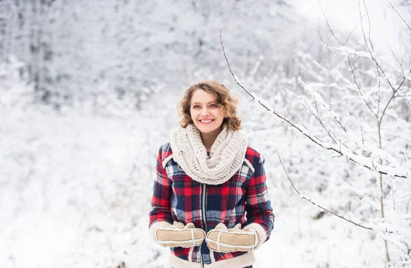 Зимний Наряд Снега Улице Выглядит Потрясающе Женщина Теплая Одежда Снежный — стоковое фото