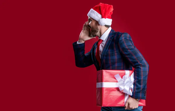 Новорічний Розпродаж Кричачий Бізнесмен Тримає Подарунок Новий Рік Ізольовано Червоному — стокове фото