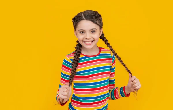 Ευτυχισμένη Έφηβη Κοτσίδες Στα Μαλλιά Στο Στούντιο Φωτογραφία Μιας Έφηβης — Φωτογραφία Αρχείου