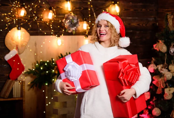 Cadeauwinkel Vrouw Met Geschenkdozen Verrassing Voorbereiden Kies Het Perfecte Cadeau — Stockfoto