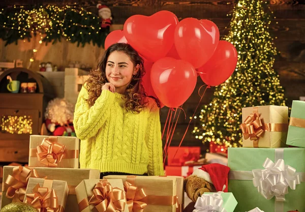 Rode Hart Luchtballon Kerstsfeer Gelukkig Meisje Kerstboom Feestdag Vier Vakantie — Stockfoto