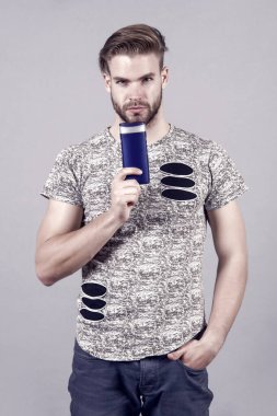 Jel ile adam veya elinde şişe şampuan. Hijyen, bakım, güzellik. Kuaför, Kuaför, salon. Kozmetik, spa, banyo, duş.