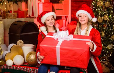 Çocuklar Noel arifesinde eğleniyorlar. Dev bir sürpriz. Kış maskeli balosu. Mutluluk ve neşe. Noel Baba ekibi. Kız arkadaşlar kız kardeşler Noel Baba kostümleri hediye aldı. Noel Baba partisi. Mutlu yıllar..