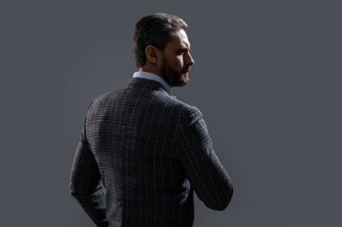 Erkek giyim kuşamının arka plan fotoğrafı. Erkekler erkek kıyafeti giyer. Erkek giyimli adam gri arka planda izole edilmiş. Stüdyoda erkekler için giyim.